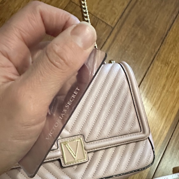 Victoria's Secret Blush Quilted Crossbody Bag with mirror - Picture 5 of 9